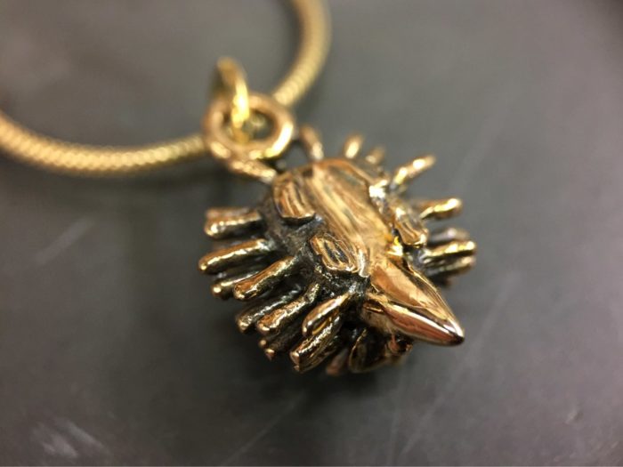 ujo_rocks_hedgehog_pendant_bronze_bottom