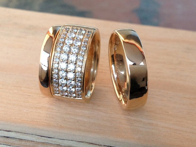 19_ujo_rocks_bespoke_14k_yellow_gold_wedding_rings_diamonds_polished_thumbnail