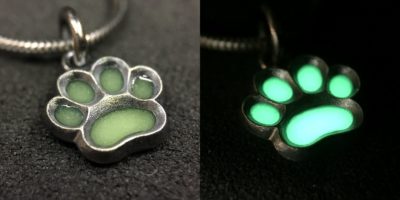 ujo_rocks_paw_pendant_green_glow_colours_in_daylight_and_in_darkness