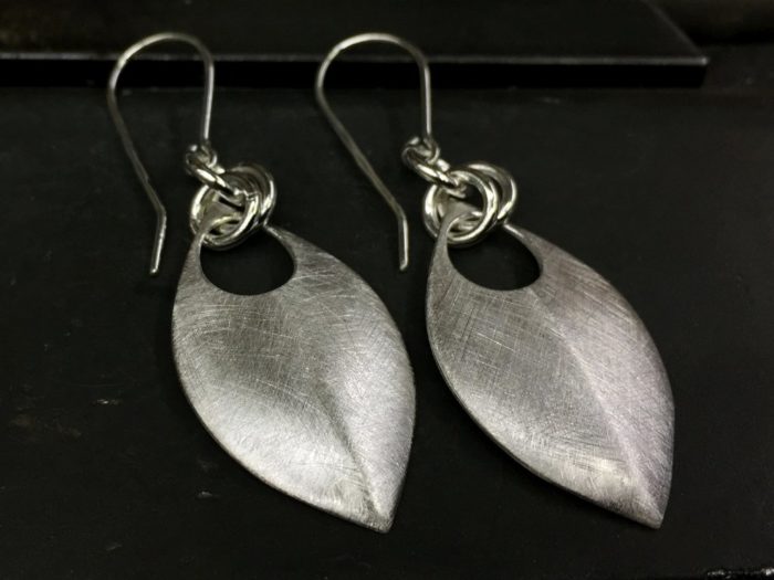 ujo_rocks_leaf_earrings_sterling_silver_brushed_top