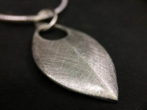 ujo_rocks_leaf_pendant_sterling_silver_brushed_top