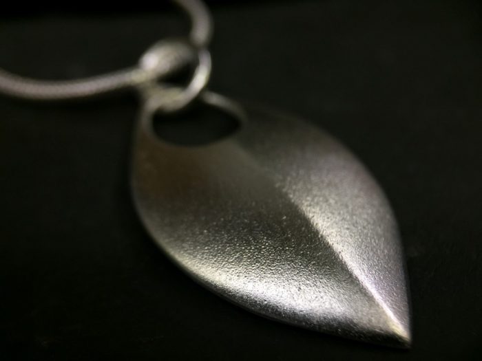 ujo_rocks_leaf_pendant_sterling_silver_frosted_top