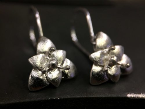 ujo_rocks_lily_earrings_sterling_silver_frosted_front