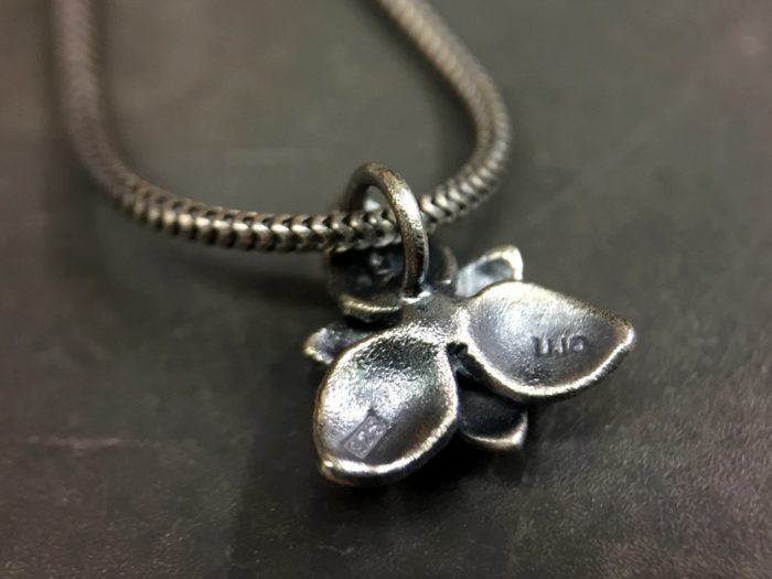 ujo_rocks_lily_pendant_sterling_silver_frosted_oxidised_back