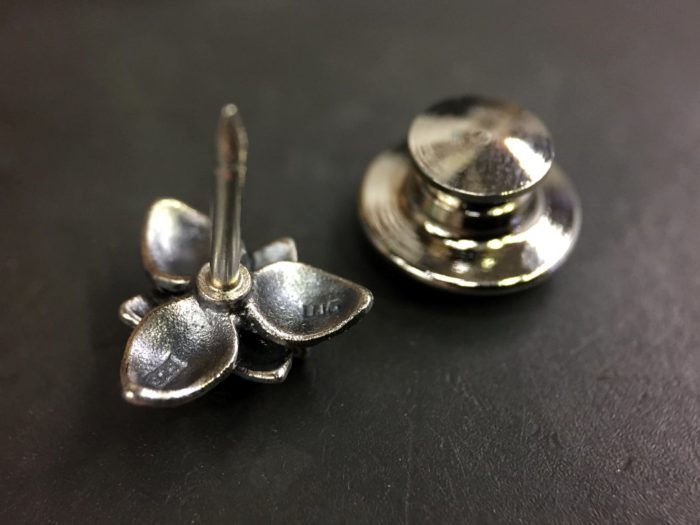 ujo_rocks_lily_pin_sterling_silver_frosted_oxidised_back