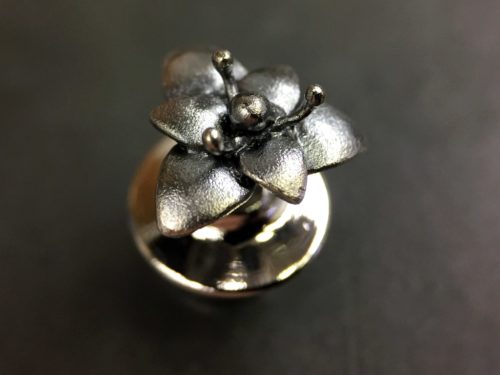 ujo_rocks_lily_pin_sterling_silver_frosted_oxidised_top