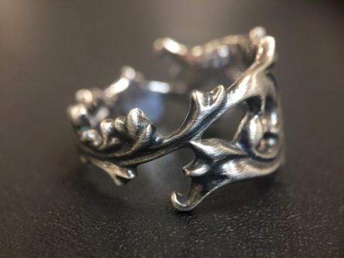 ujo_rocks_kuohu_flow_ring_sterling_silver_brushed_oxidised_right