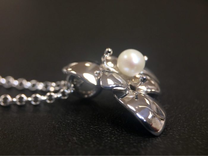 ujo_rocks_lily_pendant_with_pearl_sterling_silver_polished_side