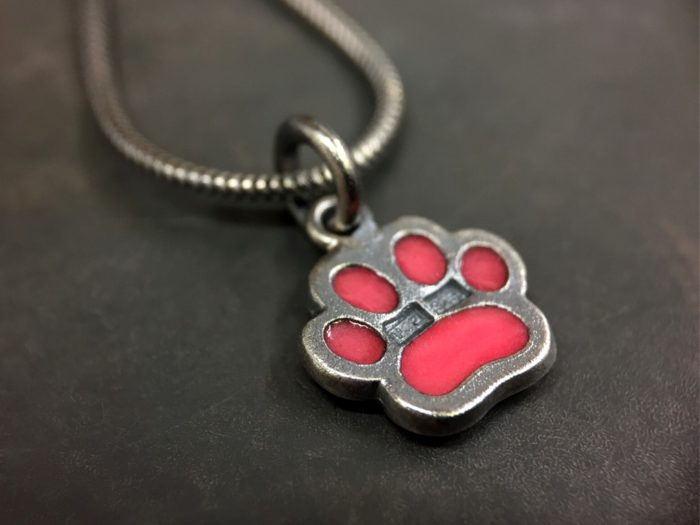 ujo_rocks_paw_pendant_sterling_silver_cotton_candy_glow_in_the_dark_frosted_oxidised_daytime_back