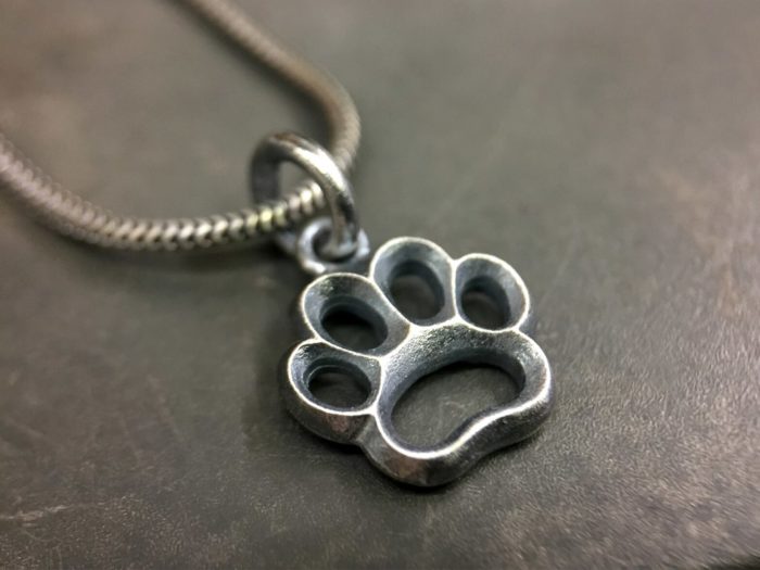 ujo_rocks_paw_pendant_sterling_silver_frosted_oxidised_front