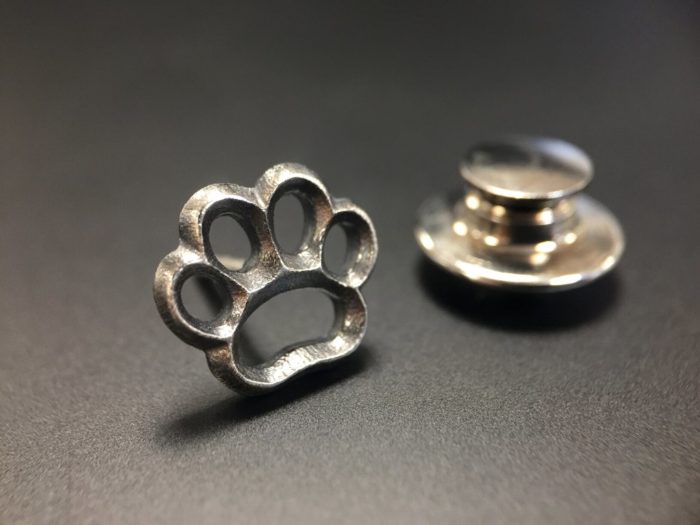ujo_rocks_paw_pin_sterling_silver_frosted_oxidised_front