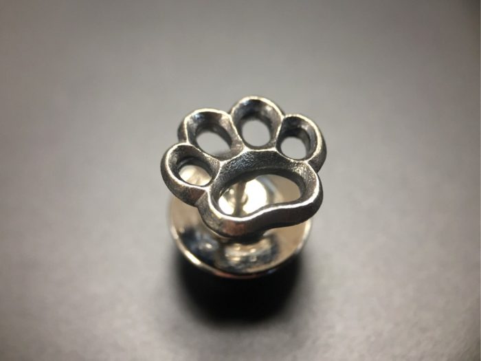 ujo_rocks_paw_pin_sterling_silver_frosted_oxidised_top