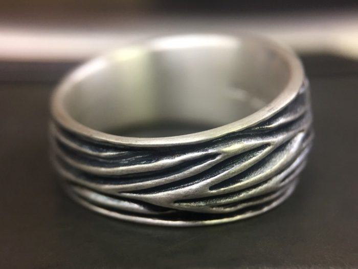 ujo_rocks_tree_bark_ring_sterling_silver_brushed_oxidised_right