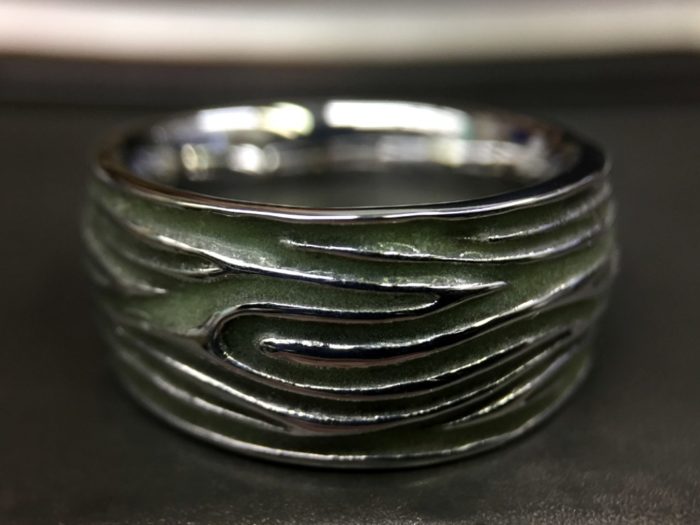ujo_rocks_tree_bark_ring_sterling_silver_green_glow_in_the_dark_polished_daytime_front